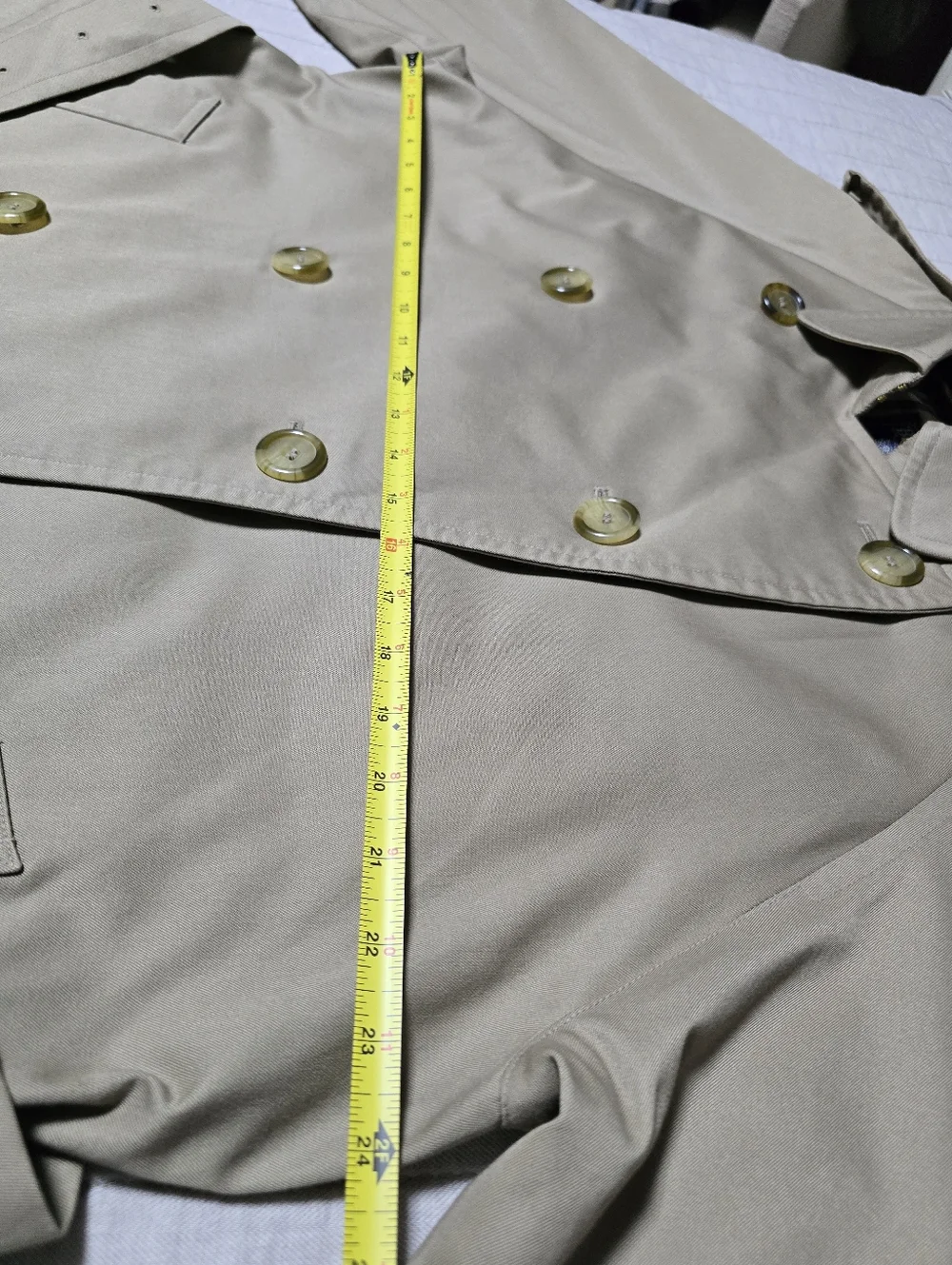 Burberry Classic Beige Double-Breasted Trench Coat with Check Lining - Picture 9 of 12